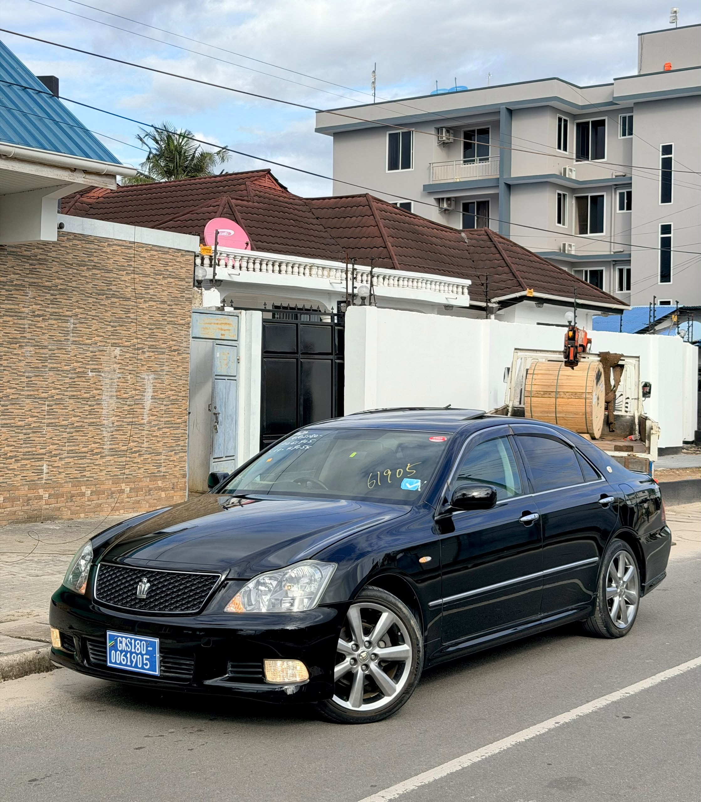 TOYOTA CROWN thumbnail 2